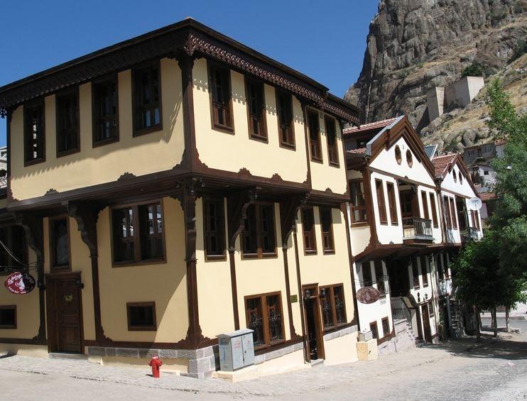 <p>Afyonkarahisar</p>

<p>Nüfusu: 714 523 <br />
Toplam otomobil sayısı: 84 541<br />
Kaç kişiye bir otomobil düşüyor: 8,5</p>
