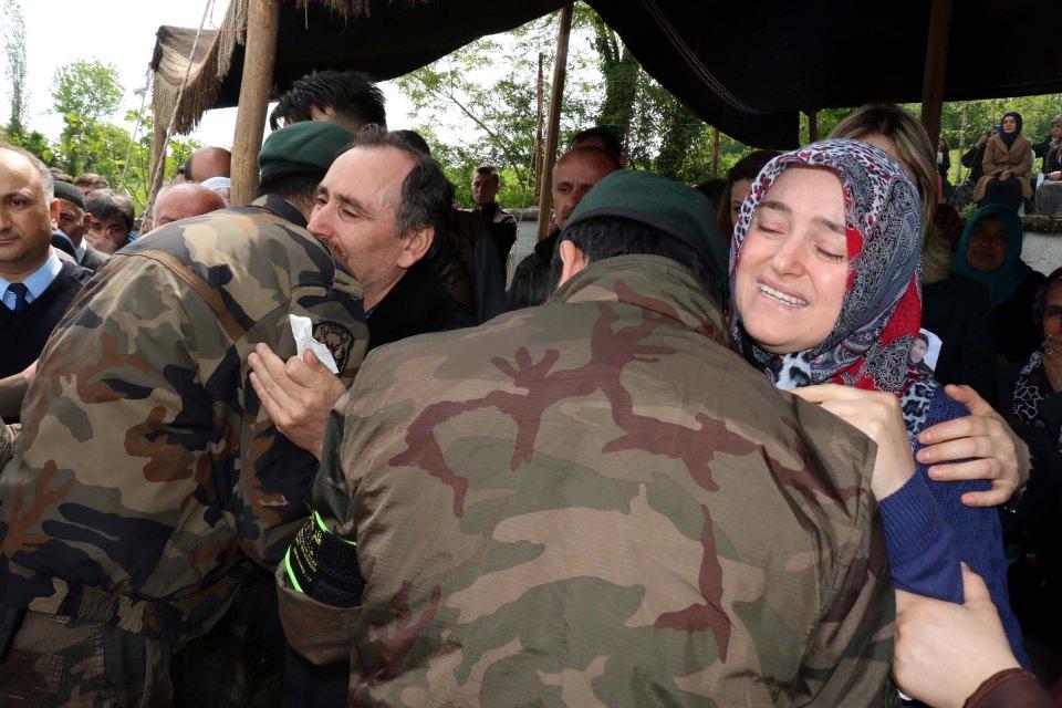 <p>Şehidin Van’da ve Şırnak’ta birlikte görev yaptığı silah arkadaşları aileye taziyede bulundu. Şehit annesi, oğlunun silah arkadaşlarına sarılarak ağladı.</p>
<p> </p>