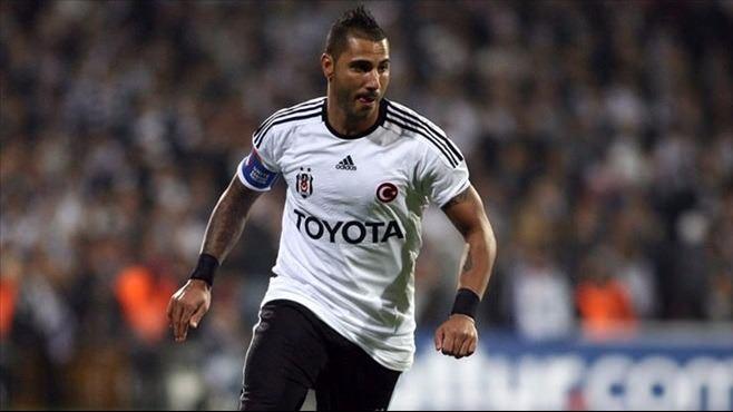 <p>Gökmen Özdenak<br />
<br />
Quaresma: Q7... Alttaki çengeli kaldır 07 James Bond.</p>