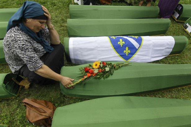 <p>Bosna'daki savaş sırasında, BM'nin güvenli bölge ilan ettiği Srebrenitsa, 11 Temmuz 1995'te Ratko Miladiç'e bağlı Sırp birlikleri tarafından işgal edildi. <br />
<br />
İşgal üzerine BM bünyesindeki Hollandalı askerlere sığınan sivil Boşnaklar, Sırplar'a teslim edildi.</p>