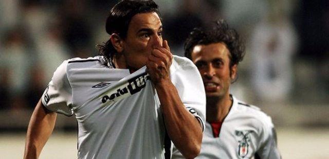<p><strong>ÇAĞDAŞ ATAN</strong></p>

<p>Denizlispor'da yıldızı parladıktan sonra Galatasaray formasıyla poz veren Çağdaş Atan, 2004'te Beşiktaş'la sözleşme imzalamıştı.</p>
