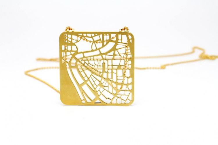 <p><strong>Rome Map Necklace</strong></p>
