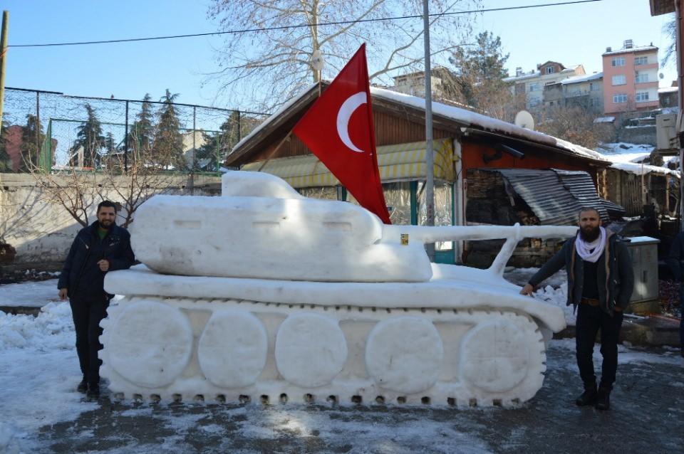 <p>Niksar’da Gaziosmanpaşa Mahallesi’nde iş yeri bulunan Yasir ve Şehit Sarıca adlı kardeşler ilçede etkisini sürdüren kar yağışının ardından 4 ton kar kullanarak tank yaptılar. Kardan yapılmış tankı gören vatandaşlar şaşkınlıklarını gizleyemedi.</p>
