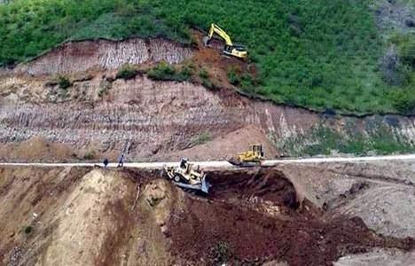 <p><strong>İnşallah 140 yıldır yapılmayan bu yol, 2017 yılının sonunda bitecek. 25 tünelden 24'ü bitmiş durumda. Kalan bir tane de bitmek üzeredir. Ufak tefek yol noksanlıkları var.</strong></p>
