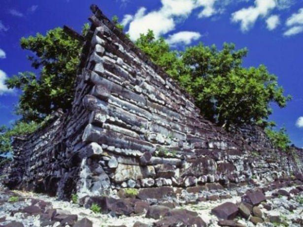 <p><strong>1000 YILDA YAPILAN KENT (NAN MADOL)</strong></p>
<p>Pasifik Okyanusu'ndaki Mikronezya adası yakınlarına kurulu antik Nan Madol kentinin inşası, M.Ö 200'de başladı ve 1000 yıl sürdü. 250 milyon tonluk dev bazalt bloklar kullanılarak yapılan bu kent, 100 yapay adayı kanallarla birbirine bağlıyor. Bu kadar bazaltın bölgeye nasıl getirildiği ise hâlâ sır.</p>