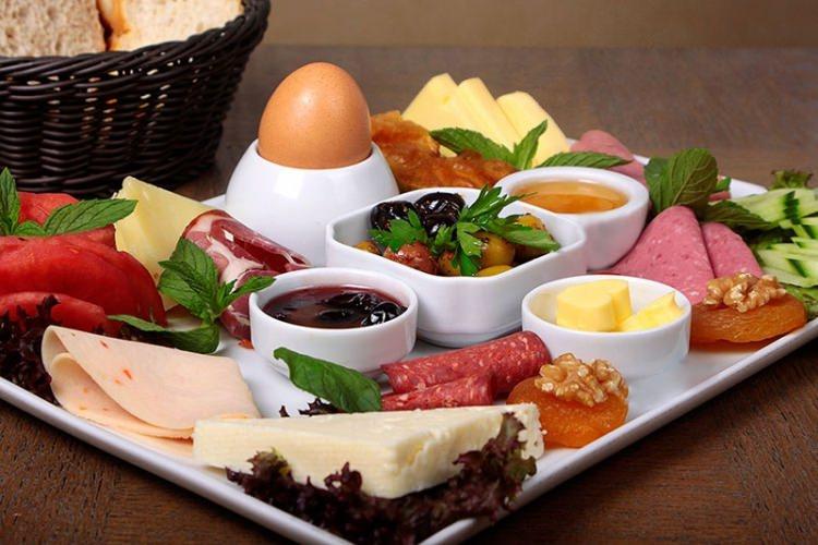 <p>Uyandıktan en geç bir saat sonra kahvaltı yapın. </p>
