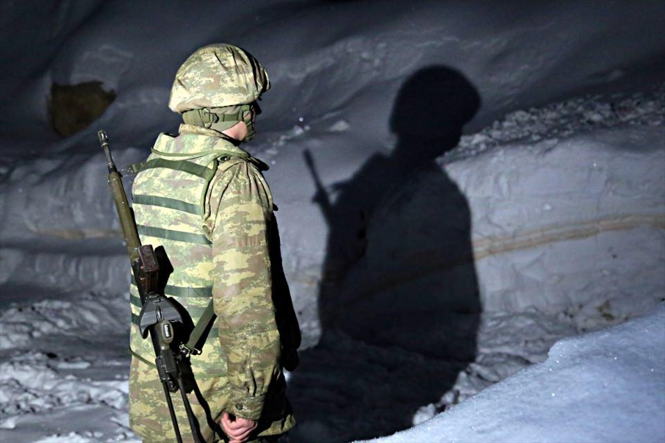 <p> Türkiye sınırına yönelik her türlü tehdidin anında saptanarak bertaraf edildiği üs bölgesinde bir yıl içerisinde teröristlerce gerçekleştirilen 150'ye yakın saldırıya, radar sistemleriyle yapılan tespitler sonucu angajman kuralı ve meşru müdafaa kapsamında anında misliyle karşılık verildi.</p>
<p> </p>
