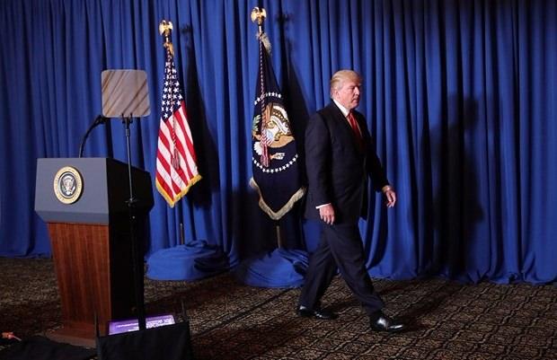 <p>Haberde Başkan Trump'ın 7 Eylül 2013'te eski Başkan Obama'nın Suriye'ye müdahaleyi değerlendirdiği günlerde Twitter'da paylaştığı bir mesaja da yer verildi. <br />
<br />
Trump'ın söz konusu mesajda "Başkan Obama Suriye'ye saldırma. Bunun iyi bir tarafı yok aksine çok büyük dezavantajı var. Barutunu daha önemli günler için sakla." yazdığı görülüyor.</p>