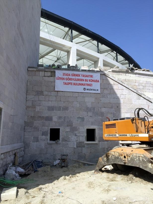 <p>Taraftarların stada girip çalışmaları izlemek istemeleri nedeniyle zorluk yaşayan yönetim, stadın çevresine uyarı pankartı astırdı.</p>
