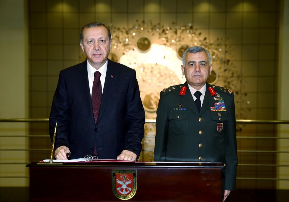 <p>Erdoğan'ı Harp Akademileri Komutanı Korgeneral Tahir Bekiroğlu karşıladı. Cumhurbaşkanı Erdoğan, daha sonra şeref defterini imzaladı.</p>
