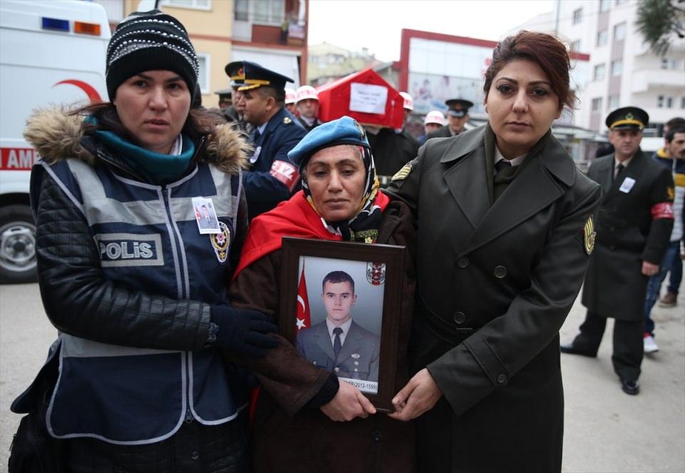 <p>Şehit Piyade Uzman Çavuş Demir için Mihraplı Camisi'nde cenaze namazı kılındı. Şehidin komando beresini takan anne Fadime Demir, oğlunun fotoğrafını taşıdı.</p>
