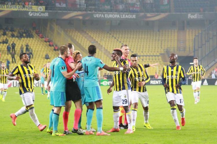 <p>İki takım oyuncuları olaya dahil oldu.</p>