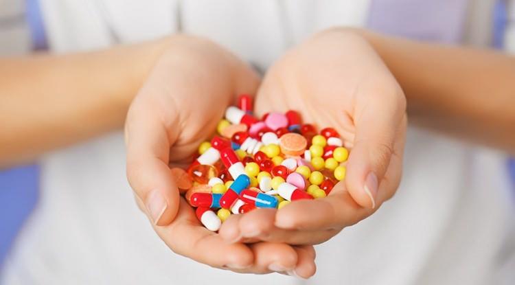 <p>Reçetesiz şekilde alınabilen bitkisel olduğu belirtilen ürünlerin doktora danışılmadan kesinlikle kullanılmaması gerekir. Uygulanacak diyetin yeterli ve dengeli beslenme ilkelerine uygun olması, </p>