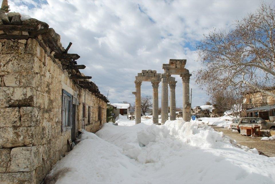 <p>Silifke ilçesinin 30 kilometre kuzeyinde, bölgenin en önemli ve en iyi korunmuş tarihi kalıntılarının bulunduğu Uzuncaburç Antik Kenti, Efes Antik Kenti'ne benzerliği ile dikkati çekiyor.</p>

<p> </p>
