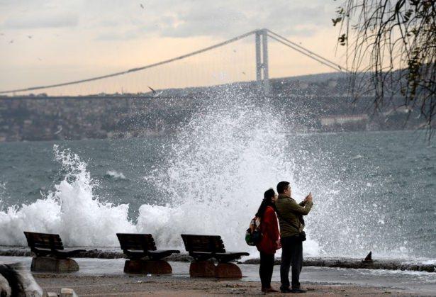 <p>Bazı turistler ve vatandaşlar İstanbul Boğazı'nda fotoğraf çekti.</p>
