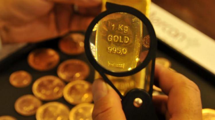 <p>İçerisinde altın, gümüş, bakır ve diğer yan minerallerin de bulunduğu külçelerin üzerine üretim tarihi ve yerini gösteren işaretlemeler yapılıyor.</p>
