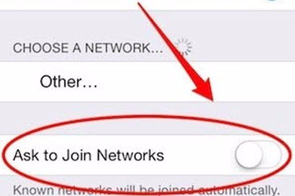 <p>WiFi açık olduğu sürece WiFi'a da bağlı değilseniz telefonunuz sürekli bağlanabileceği bir WiFi arayacak; bu da hem şarjınızın daha hızlı tükenmesine neden olacak, hem de telefonunuzu yok yere meşgul edecek. O nedenle Ayarlar>WiFi>Ağa Bağlanırken Sor bölümünden bu özelliği kapalı tutmalısınız.</p>

<p> </p>
