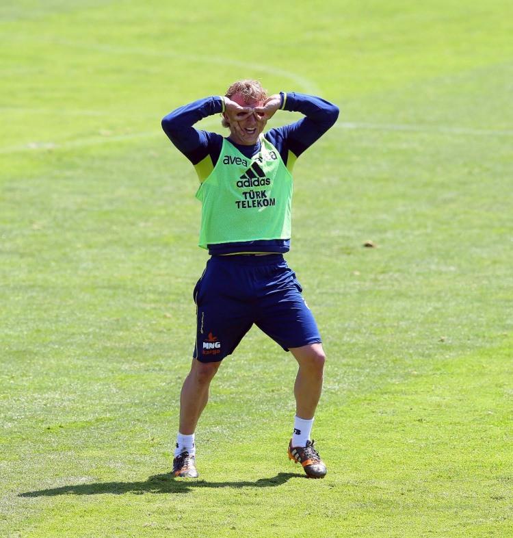 <p>Dirk Kuyt<br />
<br />
2012/2013 sezonunun başında katıldığı Fenerbahçe'de çalışkanlığı ve pes etmeyen oyun tarzıyla taraftarın gönlünde taht kuran Dirk Kuyt, sağ kanatta çok büyük katkı sağladı.</p>
