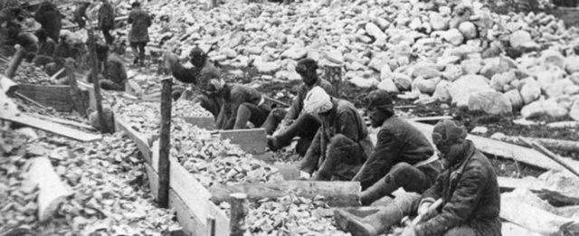<p>NKVD verilerine göre, Stalin döneminde, GULAG kamplarındaki mahkûm sayısının azami rakamı 2 milyon 760 bin olduğu belirtiliyor.</p>
