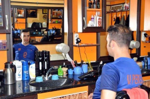 <p>Tokat'ta yaşayan 33 yaşındaki Ergün Kaya, Fenerbahçe Kulübü'nün yeni transferi Hollandalı yıldız futbolcu Robin Van Persie'ye benzerliğiyle dikkati çekiyor.</p>

<p> </p>
