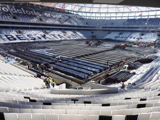 <p>Beşiktaş'ın yeni stadı Vodafone Arena'da stat zemininin yapımı için çalışmalar sürüyor.</p>
<p> </p>