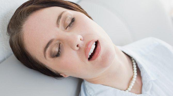 <p><strong>Uyuduğunuz pozisyonu değiştirin</strong></p>

<p>Sırt üstü yatıldığında dil tabanı ve damağın yumuşak kısmı boğazın arka duvarına çöker ve uyku esnasında ses çıkartır. </p>
