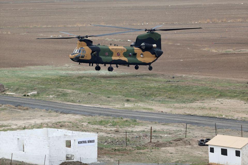 <p>Kayseri'de konuşlu 1. Komando Tugay Komutanlığınca gerçekleştirilen "Erciyes-2017 Tatbikatı"nda, komandolar hava indirme operasyonunu başarıyla gerçekleştirdi.</p>