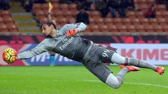 <p><strong>Gianluigi Donnarumma (Kaleci)</strong><br />
<br />
Yaş: 17<br />
<br />
Takım: Milan<br />
<br />
Ülke: İtalya<br />
<br />
Değer: 8.25 milyon Euro</p>
