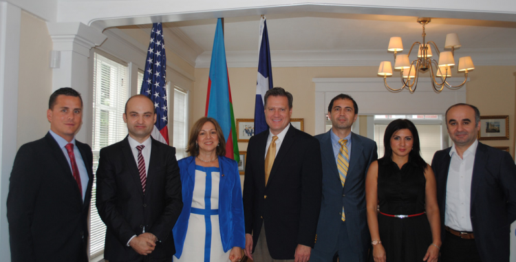 <p>Aynı kaynaklara göre, FETÖ'nün ABD'deki çatı örgütlerinden olan Ortak Değerler İttifakı (Alliance for Shared Values) Başkanı Yüksel Alp Aslandoğan da New Jersey eyaletinin Fort Lee bölgesinde, piyasa değeri yaklaşık 540 bin dolar olan tripleks bir evde yaşıyor.</p>
<p> </p>
