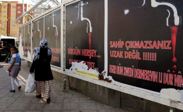 <p>Van Büyükşehir Belediyesinin kontrolünde olan ilan panolarında, kan akan musluk görseli ve Türkçe ve Kürtçe uyarılar görenleri şok etti.</p>

<p> </p>
