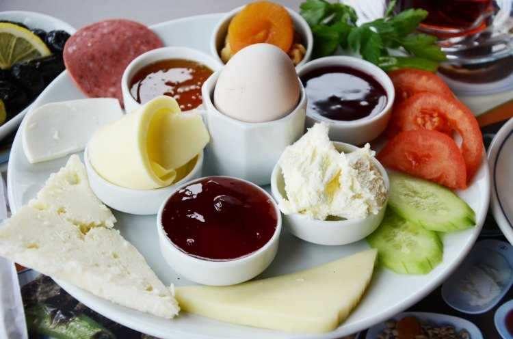 <p>Bayram sabahına peynir, zeytin, domates, salatalık, tam veya tane kepekli ekmek ve meyvelerden oluşan bir kahvaltı ile başlayın. </p>
