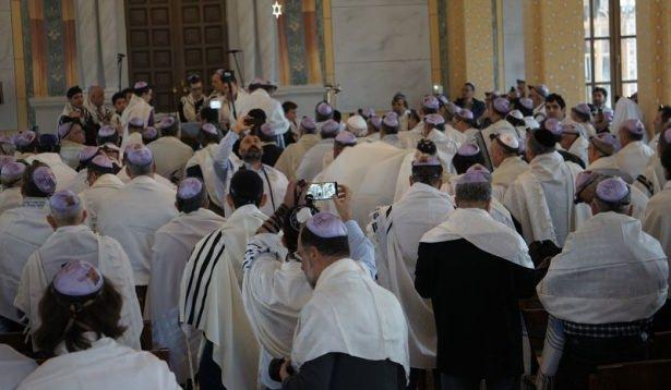 <p>Türk Musevi Cemaati Başkanı İshak İbrahimzadeh'in de katıldığı ibadetteki dua, Büyük Sinagog'da en son ibadeti yöneten David Azuz tarafından yaptırıldı.</p>

<div> </div>
