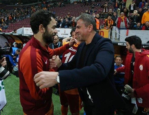 <p>Galatasaray'da çalıştığı dönemde 3 kupa kazanan Bursaspor Teknik Direktörü Hamza Hamzaoğlu, başta Selçuk İnan olmak üzere eski oyuncularıyla sarılıp hasret giderdi.</p>