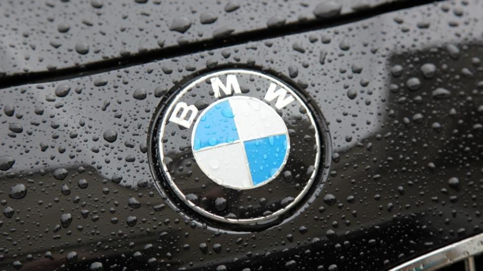 <p><strong>BMW</strong></p>

<p>BMW'nin amblemindeki mavi beyaz renkler, Almanya'nın Bavyera eyaletinden geliyor. 1929 yılından bu yana uçak ve motor üreten BMW, amblemdede üretime uygun lastik içinde dönen pervane figürüne yer veriyor... Daha sonra araba üretimine başlayan BMW arabalarındada aynı amblemi kullanmayı tercih etti.</p>
