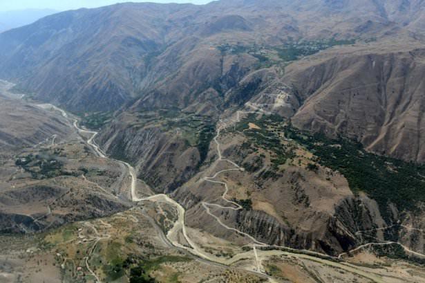 <p>Van ve Hakkari illerinin, yüksek dorukları, akarsuları, ovaları, tarım arazileri, yeşillik alanları, yolları, mahalle ve köyleri, metrelerce yükseklikten helikopterle kuş bakışı görüntülendi.</p>