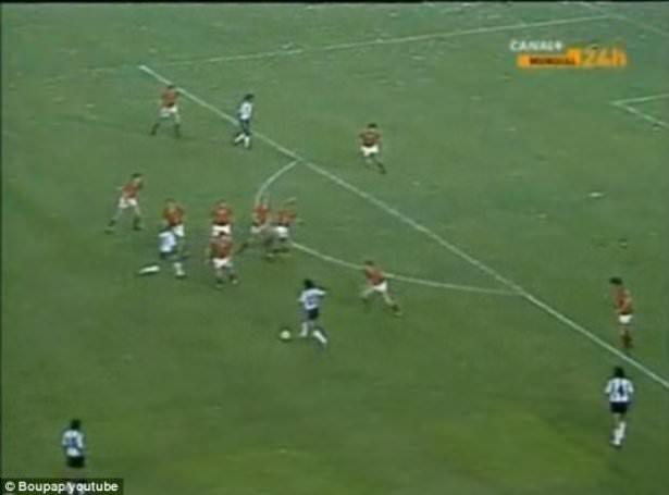 <p>İşte tüm dünyanın konuştuğu fotoğraf tam o anda çekildi. Belçika barajı Ardiles'in pasıyla dağıldı ve topun yöneldiği Maradona'ya doğru ilerledi. Ve Maradona bu pozisyonun devamında topu kaptırdı ve takımının 1-0 mağlup olmasına engel olamadı.</p>

