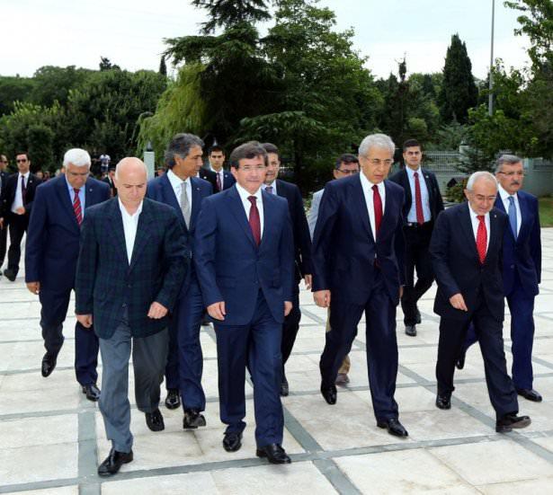 <p>Başbakan Ahmet Davutoğlu, eski başbakanlardan Adnan Menderes ve Necmettin Erbakan ile 8. Cumhurbaşkanı Turgut Özal'ın kabirlerini ziyaret etti. </p>
