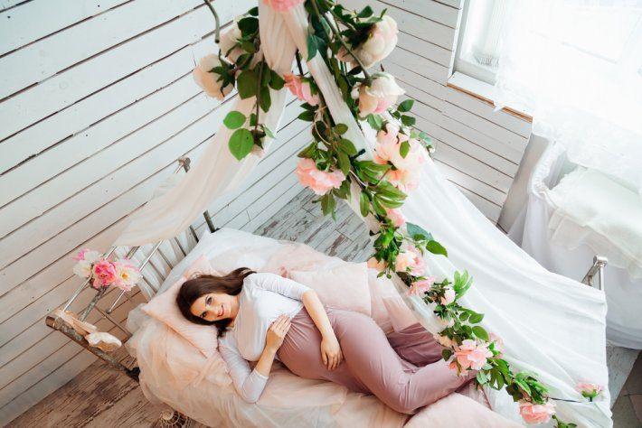 <p><strong>YATAK ODANIZI HAVALANDIRIN</strong></p>

<p>Sabah uyandığınızda ya da gece uyumadan önce rahat nefes almanız için yatak odanızı havalandırın. Uykusuzluk çeken anne adayları ıslak bezlerle ya da odayı nemlendiren özel cihazlarla odanın havası değiştirilmeli.</p>

<p>Kaynak: Milliyet</p>
