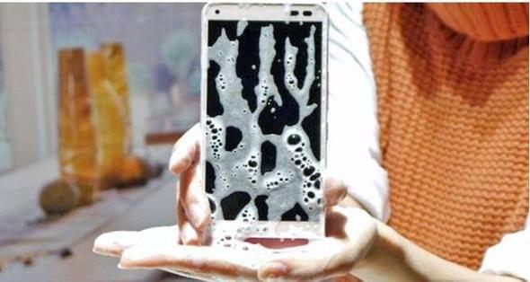 <p><strong>Digno Rafre</strong></p>
<p>Kyocera ve Japon telekom firmasının geliştirdiği Digno Rafre isimli su ve sabuna dayanıklı!</p>