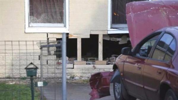 <p>Evde yaralı olup olmadığına bakmak isteyen polisler, evde uyuşturucu yetiştirildiğini öğrendiler.</p>

<p> </p>
