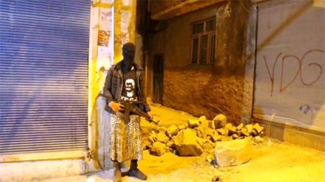 <p>Genelkurmay Başkanlığı, Cizre, Sur ve Silopi’de devam eden operasyonlarda 384 teröristin etkisiz hale getirildiğini açıkladı.</p>
<p> </p>