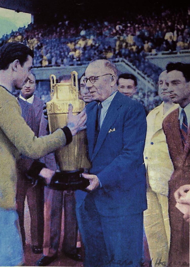 <p>Fenerbahçe Kulübü Başkanı ve Başbakan Şükrü Saraçoğlu, Başbakanlık Kupası'nı kazanan Fenerbahçe'ye kupayı verdi. Kupayı Fenerbahçe Kaptanı Cihat Arman, Başbakan'ın elinden aldı.</p>