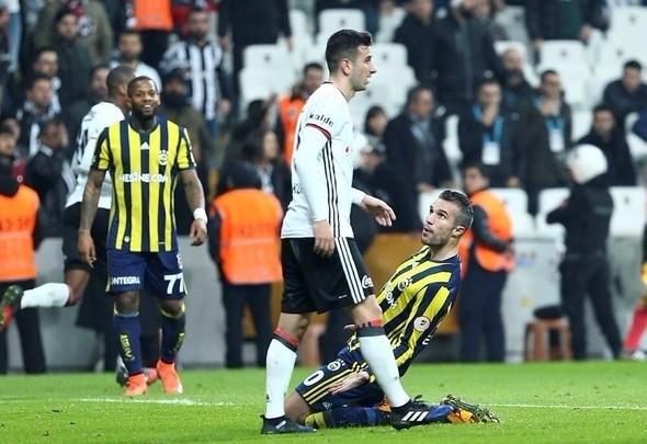 <p><strong>BABY FACE (BEBEK YÜZ) VAN PERSİE! </strong></p>

<p>Fenerbahçe'de bir çok oyuncunun tavrına hakem doğru müdahale etmedi ama Beşiktaşlılar da doğru tepkiyi vermedi. Oyunu kendi çıkarları açısından çeviremedi. van Persie zaman zaman yapar bunları çok şaşırmamak lazım. Baby face (bebek yüz) ama çok öyle değildir. Rakip teknik adamlarla zaman zaman didiştiğini görürsünüz İngiltere'de. Bir hareketin provokasyon olduğunu bilirsen niye bu tepkiyi verirsin. Tosic'in özür dilemesi güzel ama ne işe yarıyor?</p>
