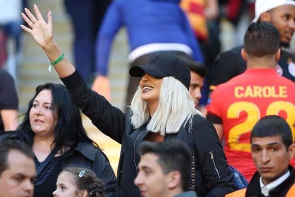 <p>Karşılaşmayı Beşiktaşlı oyuncu Dusko Tosic'in eşi Jelena Karleusa da izledi.</p>
<p> </p>