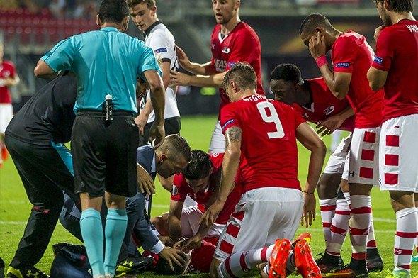 <p>Aynı anda takımın teknik direktörü John van den Brom ve diğer futbolcular Wuytens'in tedavisini endişeli gözlerle izlerken, gözyaşlarına engel olamadı.</p>