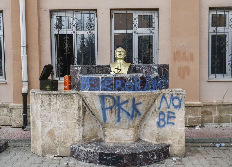 <p>Güvenlik güçlerinin operasyonuyla teröristlerden temizlenen söz konusu mahallelerin büyük bölümünde, terör örgütünün verdiği zarar görülüyor.</p>
<p> </p>