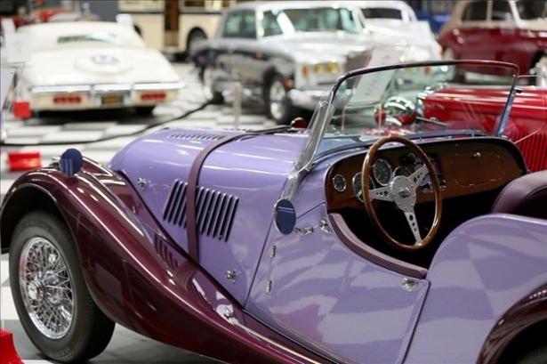 <p>Müzede, 1800'lerin sonundan 2011 yılına dek uzanan yelpazede 130 otomobil ve 40 motosiklet yer alıyor. Ayrıca 2 bin 550 model otomobil, otomobil temalı eşarp koleksiyonu, 2. Dünya Savaşı öncesinde arabaları süsleyen 300 kaput amblemi, 1900’lü yıllarının başlarından 1960’lara uzanan benzin pompaları, 50'li yıllara ait benzin istasyonu ve aksesuarları, 50’li yıllara ait reklam panoları bulunuyor.</p>
<p> </p>