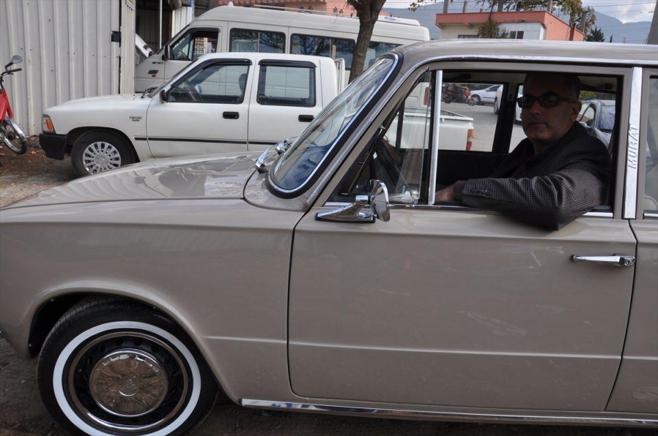<p>1976 model olmasına karşılık hemen hemen bütün parçalarını değiştirdiği aracının herkesten büyük beğeni topladığını belirten Aslan,</p>