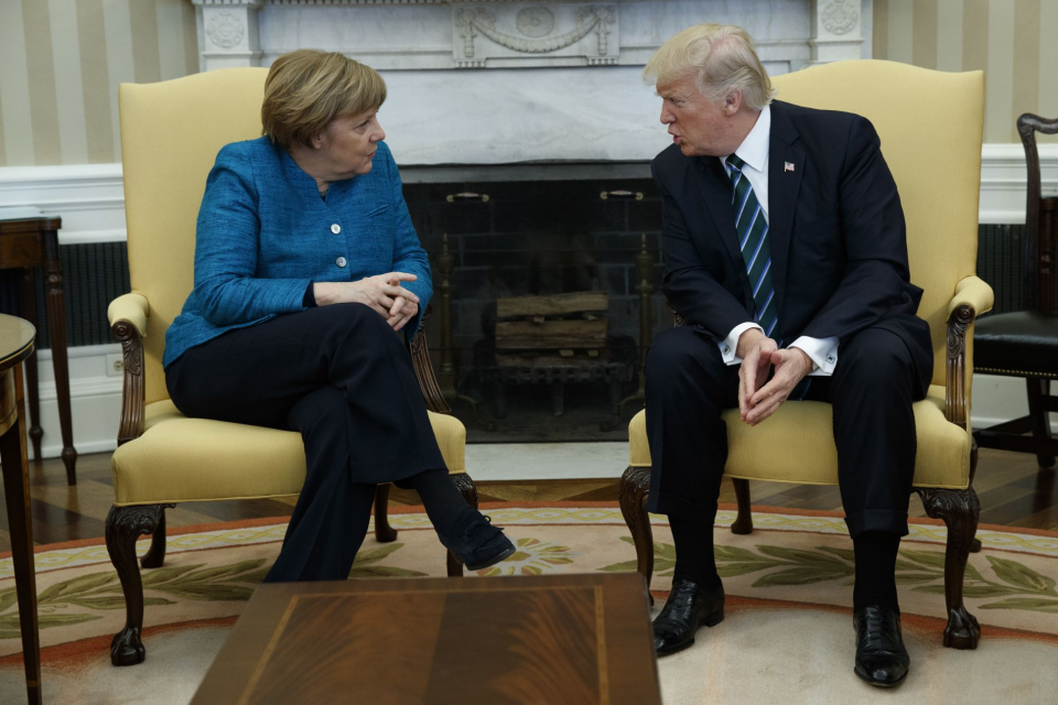 <p>Trump'ın, Almanya Başbakanı Angela Merkel ile görüşmesinde, Merkel'in elini havada bırakması gündeme bomba gibi düşmüştü.</p>

<p> </p>
