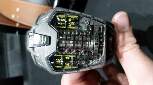 <p>Elmastan sonraki en sert maden olan safirden oyulan kasalar yalnızca maharet değil uzun soluklu bir el işçiliği de gerektiriyor. Hele ki burada gördüğünüz 'MP-05 La- Ferrari Sapphire' gibi alışılmamış hatlara sahip kasalarda bu tam anlamıyla bir gövde gösterisi.</p>
